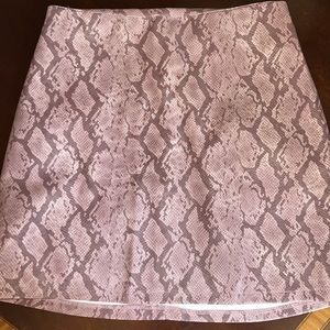 Pants Store Snakeprint Skirt! Size 4, perfect condition.